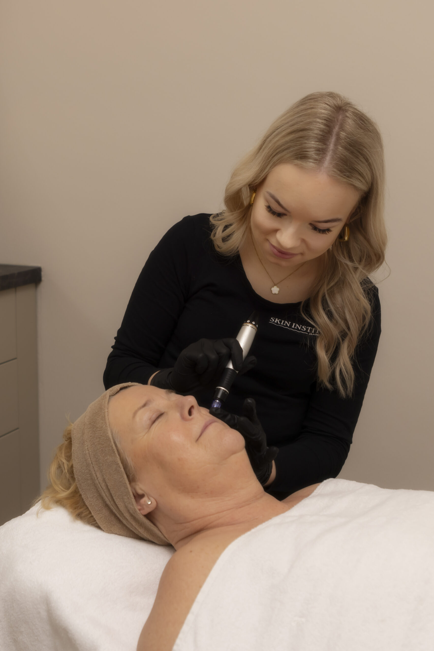 Microneedling behandeling met de Dermapen bij SKIN INSTITUTE